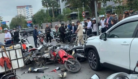 Tài xế 62 tuổi đâm liên hoàn 10 xe máy, khiến 13 người bị thương