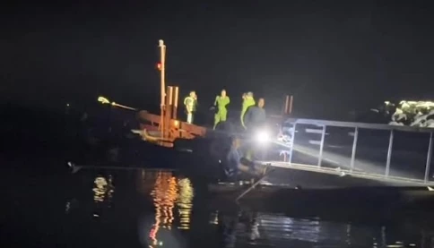 Lật tàu khách trên hồ Thác Bà (Lào Cai): đã cứu được 16 người; 6 người vẫn mất tích