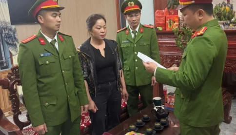 Bắt người phụ nữ chửi bới, thu trái phép tiền đỗ xe 420.000 đồng/người ở Bắc Ninh