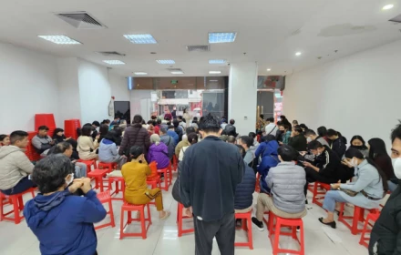 Giá vàng hôm nay mới nhất (23/2) tăng khủng khiếp: Người mua xếp hàng đông nghịt, nhà vàng cháy hàng