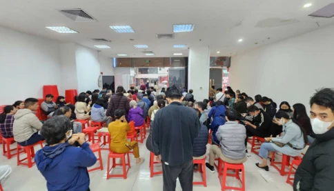 Giá vàng hôm nay mới nhất (23/2) tăng khủng khiếp: Người mua xếp hàng đông nghịt, nhà vàng cháy hàng