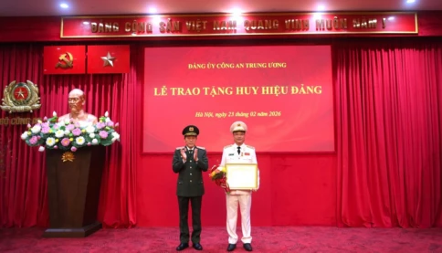 Thứ trưởng Bộ Công an Phạm Thế Tùng nhận Huy hiệu cao quý của Đảng