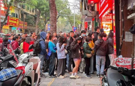 Người dân xếp hàng mua vàng trên phố Hà Nội sáng nay, khi giá tăng hơn 3 triệu đồng👇