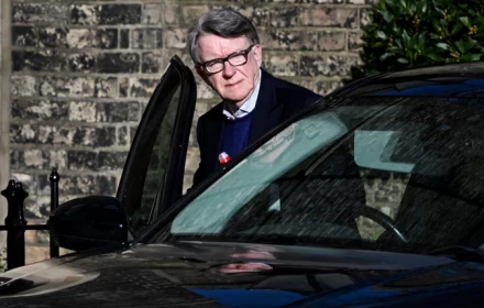 Cựu đại sứ Anh Mandelson bị bắt giữ sau những tiết lộ về Epstein