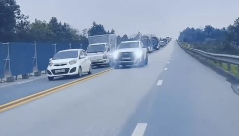 Nữ tài xế nháy đèn loạn, đi ngược chiều vượt hàng dài xe trên cao tốc khai gì với Công an?