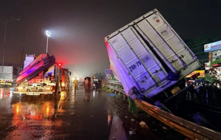 Va chạm với tàu hoả ở Hà Nội, ô tô tải bị ‘vò nát’, văng xa cả trăm mét