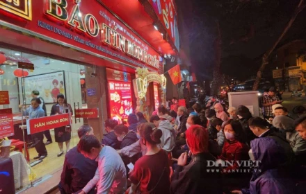 Giá vàng hôm nay (26/2): Người dân xếp hàng xuyên đêm ngày vía Thần Tài và chuyện ông lão 70 tuổi 16 năm đi mua vàng
