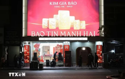 Ngày vía Thần Tài, người dân Hà Nội xếp hàng từ sớm chờ mua vàng, giá vàng hôm nay bao nhiêu?