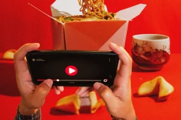 Dỗ trẻ ăn cơm bằng cách cho xem YouTube, bạn đang "hại" trẻ mà không biết!