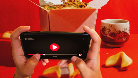 Dỗ trẻ ăn cơm bằng cách cho xem YouTube, bạn đang "hại" trẻ mà không biết!
