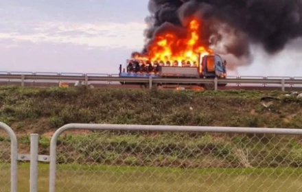 Xe tải chở 11 xe máy cháy rừng rực trên cao tốc Mai Sơn - QL45, tài xế gục ngã