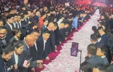 Sếp rải tiền thưởng kín bàn, nhân viên thích lấy bao nhiêu thì lấy
