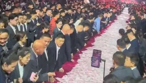 Sếp rải tiền thưởng kín bàn, nhân viên thích lấy bao nhiêu thì lấy