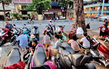 Nổ rung chuyển Trung Đông, người dân xếp hàng mua vàng từ sáng sớm