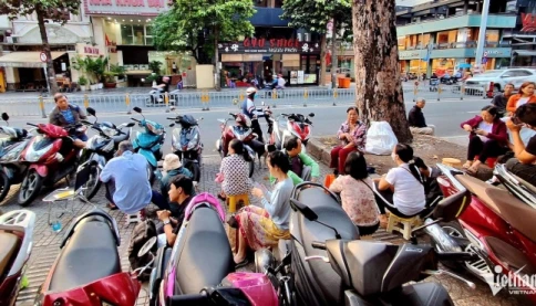 Nổ rung chuyển Trung Đông, người dân xếp hàng mua vàng từ sáng sớm