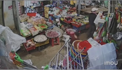 Công an kết luận vụ việc cô gái ngất xỉu giữa chợ sau khi tiếp xúc với 2 người lạ