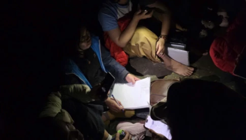 Thời nào rồi mà Hà Nội vẫn cảnh phụ huynh 2k11 vạ vật ‘trắng đêm’ xếp hàng nộp hồ sơ vào lớp 10?