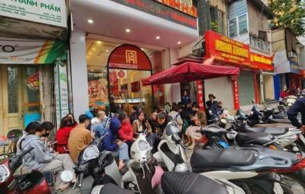 Giá vàng hôm nay mới nhất (3/3) bất ngờ giảm mạnh: Người mua đông nghịt, nhà vàng bán "nhỏ giọt"