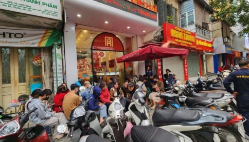 Giá vàng hôm nay mới nhất (3/3) bất ngờ giảm mạnh: Người mua đông nghịt, nhà vàng bán "nhỏ giọt"