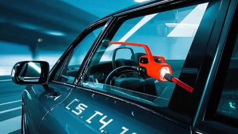 4 thói quen lái xe ngốn xăng/ dầu nhất, bạn có biết?