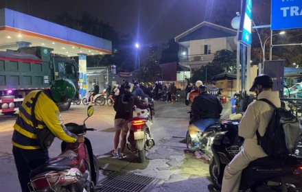 Người dân xếp hàng dài chờ đổ xăng lúc nửa đêm ở Hà Nội
