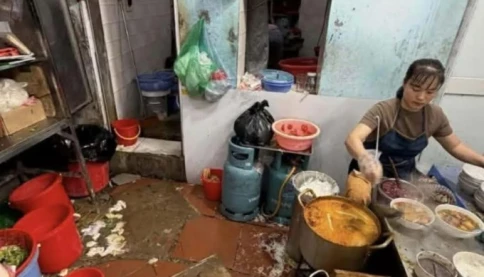Đóng cửa quán bún riêu Hà Nội bị khách Trung Quốc chê 'kém vệ sinh'