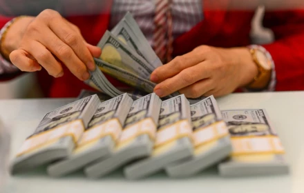 Vì sao giá USD tăng kịch trần, thị trường tự do sát 27.000 đồng?