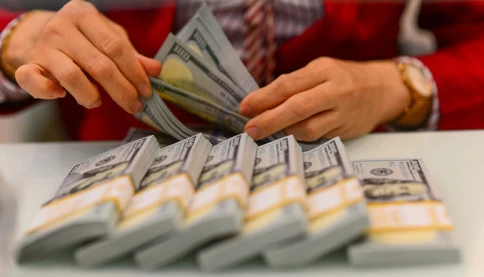 Vì sao giá USD tăng kịch trần, thị trường tự do sát 27.000 đồng?