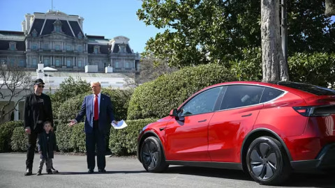 Donald Trump chốt đơn 2 xe Tesla chỉ sau vài giây ngồi thử, quyết định táo bạo hay chỉ là chiêu trò?