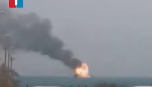 Video TÀU IRAN PHÁT NỔ ngoài khơi bờ biển Kangan ở miền nam Iran