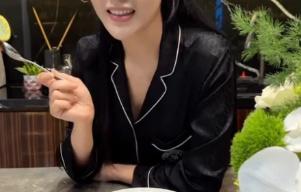 Phương Oanh lộ diện