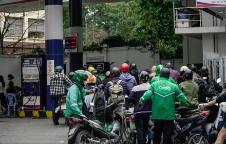Nửa đêm giá xăng tăng, chuyện gì đang xảy ra?