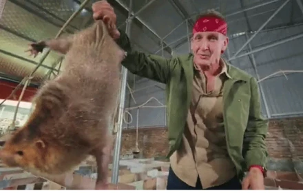 Một blogger ẩm thực Mỹ thử món thịt "chuột khổng lồ" ở Hà Nội, giá hơn 2 triệu đồng/kg