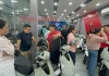 Người dân xếp hàng bốc số mua xe máy điện khi giá xăng tăng vọt, cửa hàng quá tải
