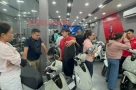 Người dân xếp hàng bốc số mua xe máy điện khi giá xăng tăng vọt, cửa hàng quá tải