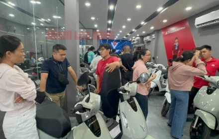 Người dân xếp hàng bốc số mua xe máy điện khi giá xăng tăng vọt, cửa hàng quá tải
