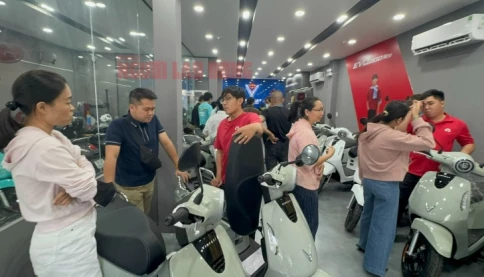 Người dân xếp hàng bốc số mua xe máy điện khi giá xăng tăng vọt, cửa hàng quá tải