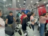 Người dân xếp hàng bốc số mua xe máy điện khi giá xăng tăng vọt, cửa hàng quá tải