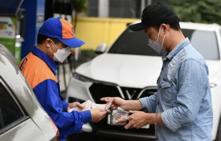 Giá xăng dầu giảm như điên ngay trong đêm muộn, còn chưa đến 23k