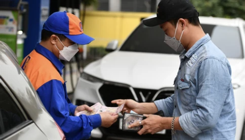 Giá xăng giảm như điên ngay trong đêm muộn, còn chưa đến 23k