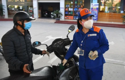 Vì sao giá xăng dầu giảm mạnh, có loại giảm gần 8.000 đồng/lít?