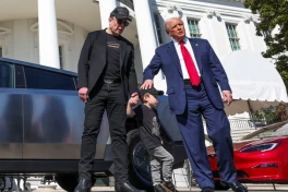 Khảo sát mới tiết lộ Tesla năm nay khó ngóc đầu dậy vì một hành động của Elon Musk