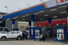 Cảnh tượng khác lạ tại cây xăng khi giá giảm sâu