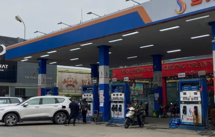 Cảnh tượng khác lạ tại cây xăng khi giá giảm sâu