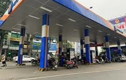Giá xăng dầu lại giảm tiếp bà con ơi, lần này từ khoảng 10 giờ đêm