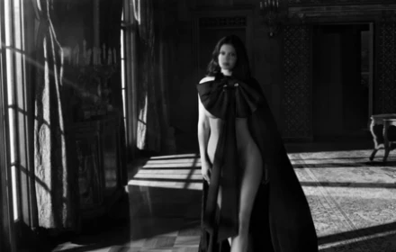 Người đẹp che thân chỉ bằng chiếc nơ khổng lồ