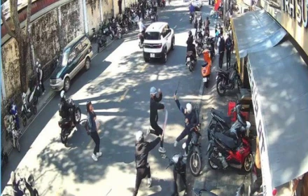 Nhóm học sinh 'truy sát' nhau trước cổng trường