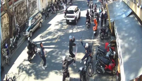 Nhóm học sinh 'truy sát' nhau trước cổng trường