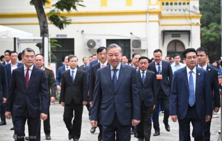 Lãnh đạo Đảng, Nhà nước cùng người dân bỏ phiếu bầu cử