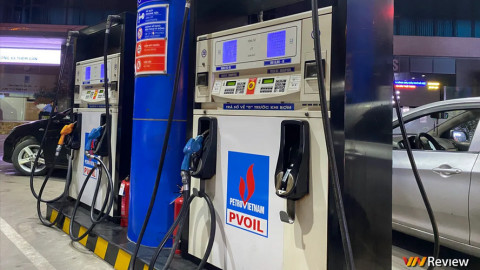 Giá xăng giảm xuống mức thấp nhất gần 4 năm qua!